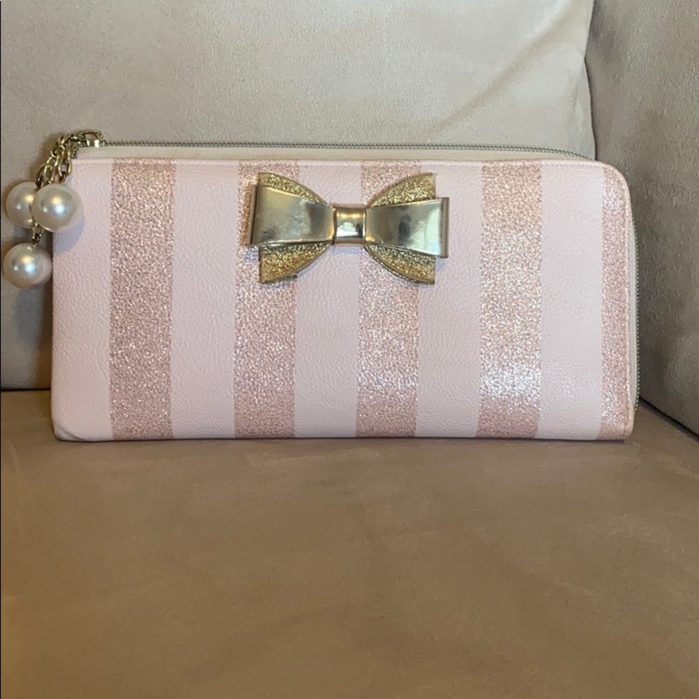 Adorable Betsey Johnson wallet! Good condition:)